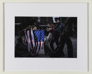 Stanley Forman : Formento+Formento, Soiling of Old Glory  - Asta Fotografia - Associazione Nazionale - Case d'Asta italiane