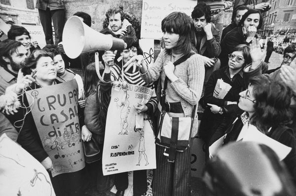 Vezio Sabatini : Jane Fonda, Campo dei Fiori, Roma  - Asta Fotografia - Associazione Nazionale - Case d'Asta italiane