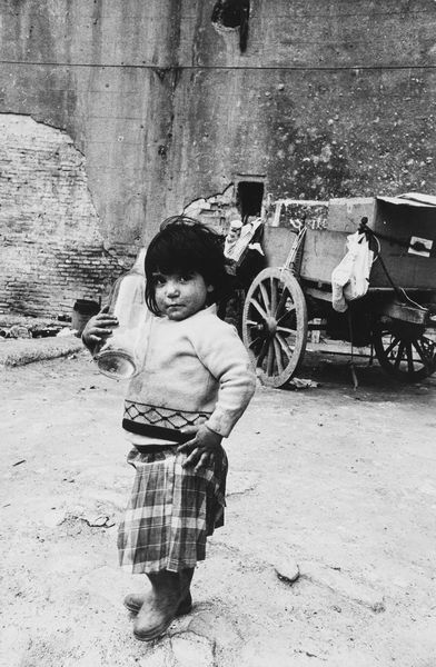 Vezio Sabatini : Palermo - bimba in cerca di acqua  - Asta Fotografia - Associazione Nazionale - Case d'Asta italiane