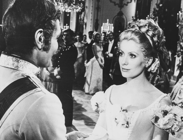 Anonimo : Omar Sharif, Catherine Deneuve, Ava Gardner e James Robertson Justice in Mayerling  - Asta Fotografia - Associazione Nazionale - Case d'Asta italiane