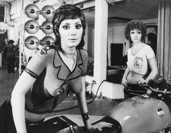 Anonimo : Edwige Fenech e Paola Quattrini in A Strange Orchid With Five Drops of Blood  - Asta Fotografia - Associazione Nazionale - Case d'Asta italiane