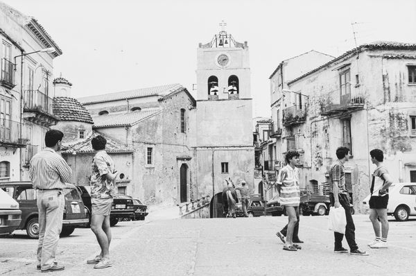 Tano D'Amico : La piazza di Caulonia  - Asta Fotografia - Associazione Nazionale - Case d'Asta italiane