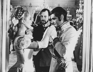 Anonimo : Omar Sharif, Catherine Deneuve, Ava Gardner e James Robertson Justice in Mayerling  - Asta Fotografia - Associazione Nazionale - Case d'Asta italiane