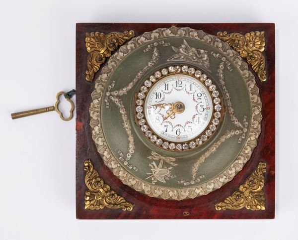 Orologio da capezzale in legno, metallo dorato e biscuit.  Inizi del XX secolo  - Asta Arredi  - Associazione Nazionale - Case d'Asta italiane