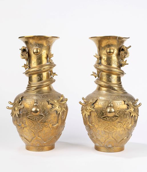 Coppia di vasi in bronzo. Giappone, secolo XX  - Asta Incanti d'Asia - Associazione Nazionale - Case d'Asta italiane