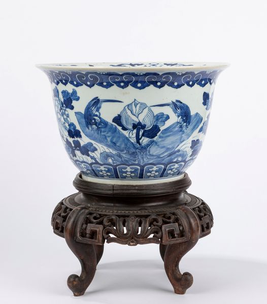 Cachepot in porcellana bianca e blu. Cina, fine secolo XIX  - Asta Incanti d'Asia - Associazione Nazionale - Case d'Asta italiane