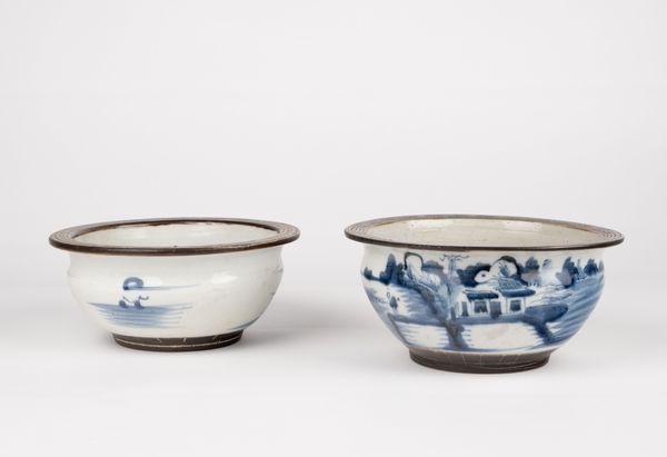 Due ciotole in porcellana a decoro bianco e blu. Cina, fine secolo XIX  - Asta Incanti d'Asia - Associazione Nazionale - Case d'Asta italiane