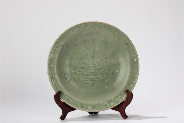 Piatto in porcellana celadon Longquan. Cina, fine dinastia Yuan/inizio dinastia Ming  - Asta Incanti d'Asia - Associazione Nazionale - Case d'Asta italiane