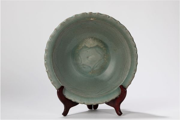 Piatto in porcellana celadon Longquan. Cina/Korea, fine dinastia Yuan/inizio dinastia Ming  - Asta Incanti d'Asia - Associazione Nazionale - Case d'Asta italiane