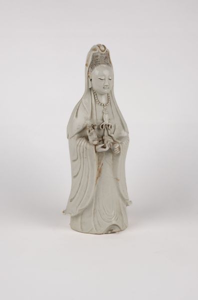 Scultura in porcellana bianca raffigurante Guanyin con bambino. Cina, inizi secolo XX  - Asta Incanti d'Asia - Associazione Nazionale - Case d'Asta italiane