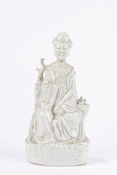 Scultura in porcellana bianca raffigurante dama. Cina, inizio secolo XX  - Asta Incanti d'Asia - Associazione Nazionale - Case d'Asta italiane