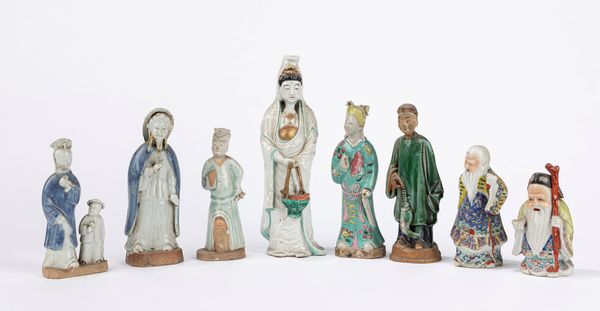 Gruppo di otto sculture in ceramica e porcellana. Cina, secolo XIX/XX  - Asta Incanti d'Asia - Associazione Nazionale - Case d'Asta italiane