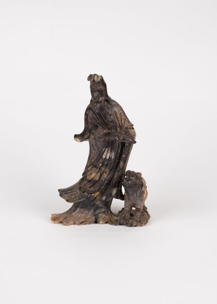 Gruppo in pietra saponaria raffigurante Guanyin con cane di pho. Cina, fine dinastia Qing  - Asta Incanti d'Asia - Associazione Nazionale - Case d'Asta italiane