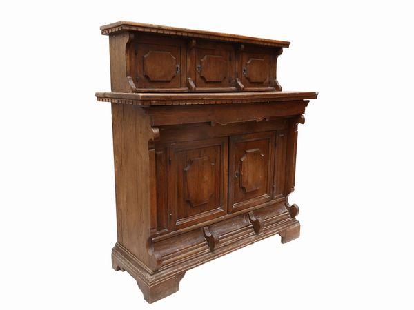 Credenza rustica con alzata in noce ed altre essenze  - Asta Deballage. Occasioni all'asta - Associazione Nazionale - Case d'Asta italiane