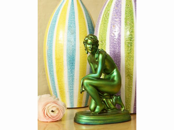 Figura femminile in ceramica smaltata a lustro nei toni del verde, Zsolnay  - Asta Deballage. Occasioni all'asta - Associazione Nazionale - Case d'Asta italiane