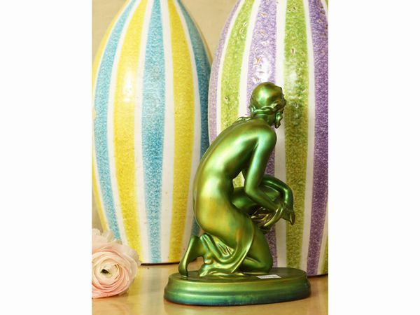 Figura femminile in ceramica smaltata a lustro nei toni del verde, Zsolnay  - Asta Deballage. Occasioni all'asta - Associazione Nazionale - Case d'Asta italiane