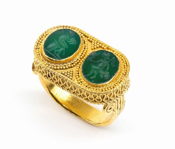 Anello in oro giallo in stile archeologico con paste vitree verdi  - Asta Gioielli, orologi, argenti e penne - Associazione Nazionale - Case d'Asta italiane