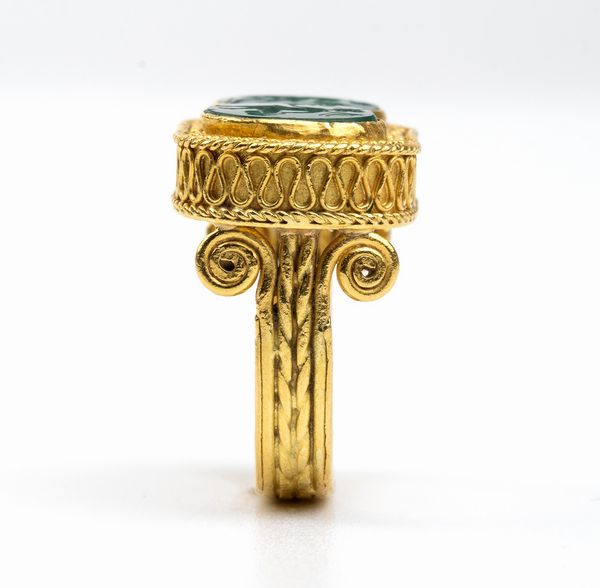 Anello in oro giallo in stile archeologico con paste vitree verdi  - Asta Gioielli, orologi, argenti e penne - Associazione Nazionale - Case d'Asta italiane