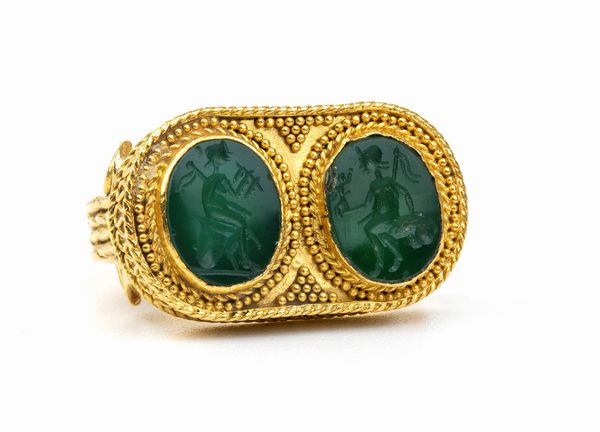 Anello in oro giallo in stile archeologico con paste vitree verdi  - Asta Gioielli, orologi, argenti e penne - Associazione Nazionale - Case d'Asta italiane