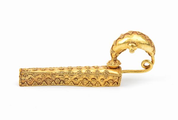 Fibula a sanguisuga in oro in stile archeologico Etrusco  - Asta Gioielli, orologi, argenti e penne - Associazione Nazionale - Case d'Asta italiane