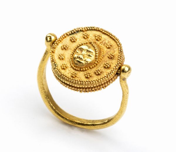 Anello girevole in oro giallo, in stile archeologico  - Asta Gioielli, orologi, argenti e penne - Associazione Nazionale - Case d'Asta italiane