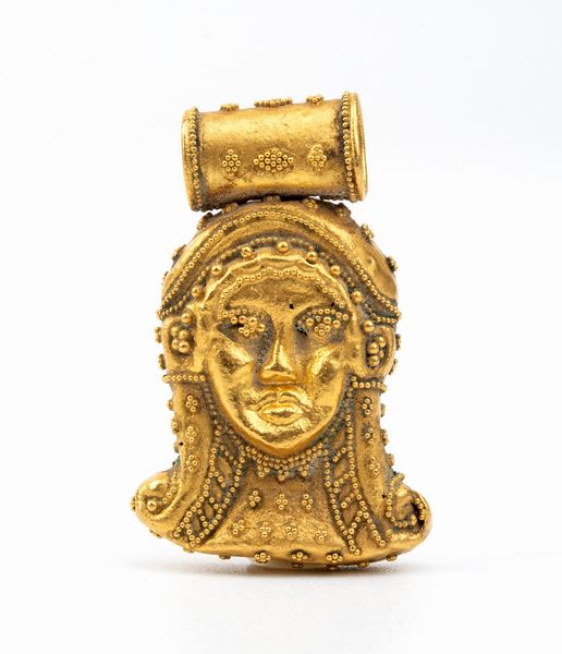 Pendente in oro in stile archeologico raffigurante una maschera  - Asta Gioielli, orologi, argenti e penne - Associazione Nazionale - Case d'Asta italiane