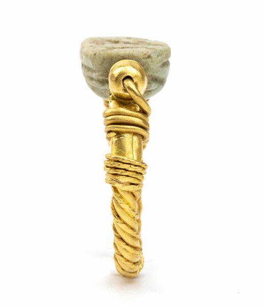 Anello in stile archeologico in oro  - Asta Gioielli, orologi, argenti e penne - Associazione Nazionale - Case d'Asta italiane