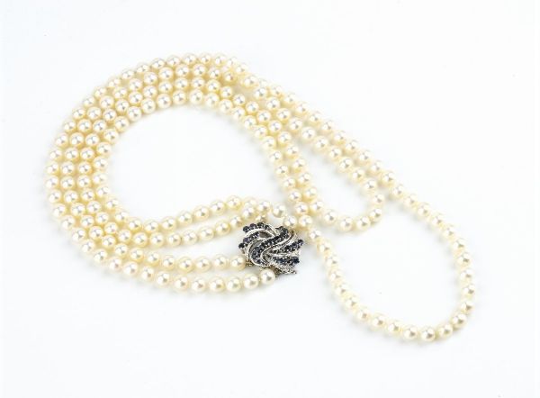 Collana di perle con fermezza in oro bianco zaffiri e diamanti  - Asta Gioielli, orologi, argenti e penne - Associazione Nazionale - Case d'Asta italiane