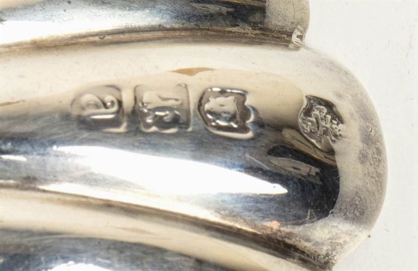 Coppia di cucchiai Vittoriani inglesi in argento - Birmingham 1896, maestri argentieri WILLIAM HUTTON & SONS LTD  - Asta Gioielli, orologi, argenti e penne - Associazione Nazionale - Case d'Asta italiane