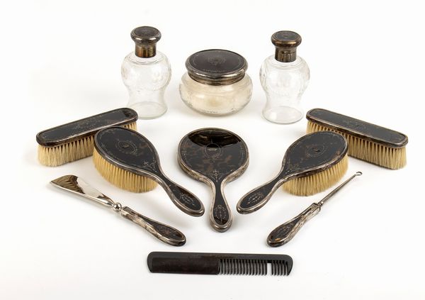 Set da toilette inglese in argento e tartaruga - Birmingham 1916, argentieri MAPPIN & WEBB  - Asta Gioielli, orologi, argenti e penne - Associazione Nazionale - Case d'Asta italiane