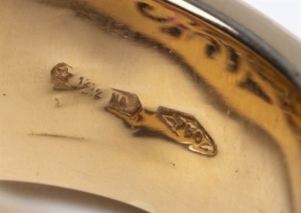 Anello a fascia con rubino con vetro al piombo e pavè di  diamanti  - Asta Gioielli, orologi, argenti e penne - Associazione Nazionale - Case d'Asta italiane