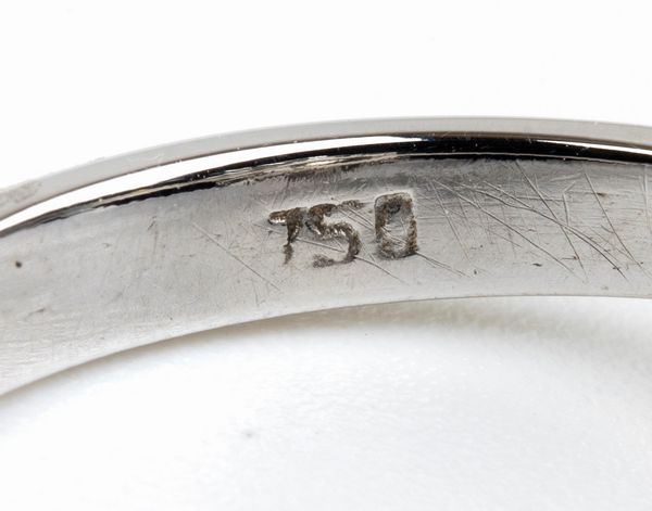 Anello a fiore in diamanti ed oro bianco  - Asta Gioielli, orologi, argenti e penne - Associazione Nazionale - Case d'Asta italiane