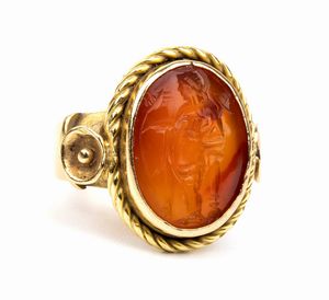 anello in stile archeologico in oro giallo con corniola incisa  - Asta Gioielli, orologi, argenti e penne - Associazione Nazionale - Case d'Asta italiane