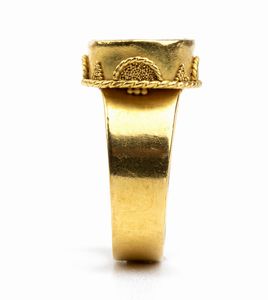 Anello in stile archeologico in oro ed agata  - Asta Gioielli, orologi, argenti e penne - Associazione Nazionale - Case d'Asta italiane