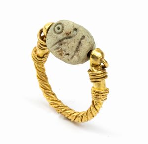 Anello in stile archeologico in oro  - Asta Gioielli, orologi, argenti e penne - Associazione Nazionale - Case d'Asta italiane