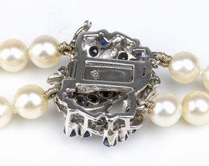 Collana di perle con fermezza in oro bianco zaffiri e diamanti  - Asta Gioielli, orologi, argenti e penne - Associazione Nazionale - Case d'Asta italiane