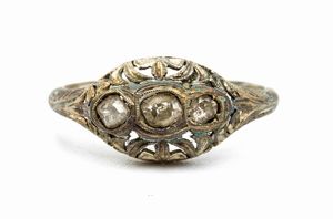 Anello in oro bianco con diamanti - anni '30  - Asta Gioielli, orologi, argenti e penne - Associazione Nazionale - Case d'Asta italiane