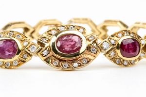 Parure composta da un girocollo, un bracciale ed un paio di orecchini in oro rubini e diamanti  - Asta Gioielli, orologi, argenti e penne - Associazione Nazionale - Case d'Asta italiane