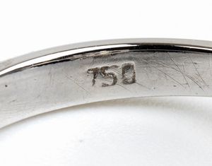 Anello a fiore in diamanti ed oro bianco  - Asta Gioielli, orologi, argenti e penne - Associazione Nazionale - Case d'Asta italiane