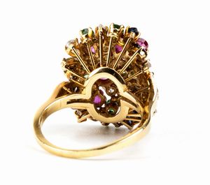 Anello in oro giallo, rubini, smeraldi e diamanti  - Asta Gioielli, orologi, argenti e penne - Associazione Nazionale - Case d'Asta italiane