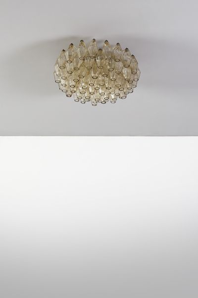 VENINI : Lampada a sospensione a poliedri con struttura in metallo verniciato e pendenti in vetro soffiato in stampo trasparente pagliesco chiarissimo  - Asta Asta 420 | DESIGN E ARTI DECORATIVE DEL NOVECENTO Online - Associazione Nazionale - Case d'Asta italiane