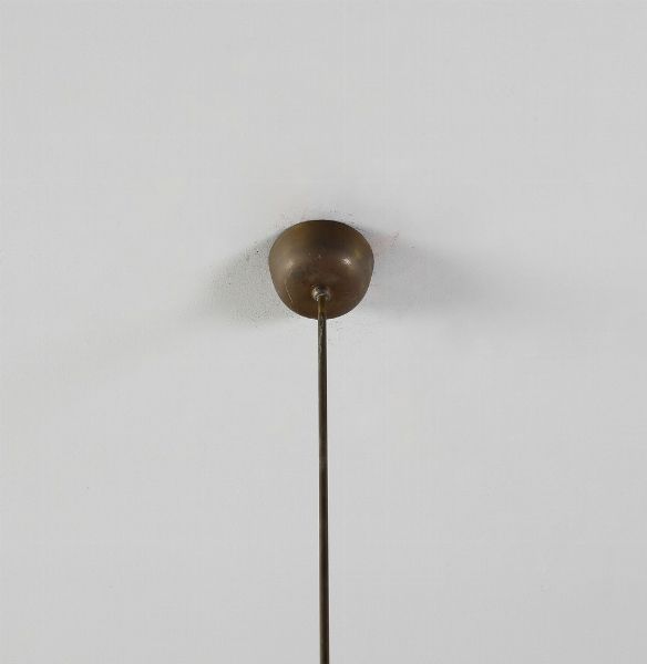 CALIARI PAOLO (1932 - 2014) : Lampada a sospensione per Venini con struttura in ottone e diffusore in vetro incamiciato lattimo e arancione  - Asta Asta 420 | DESIGN E ARTI DECORATIVE DEL NOVECENTO Online - Associazione Nazionale - Case d'Asta italiane