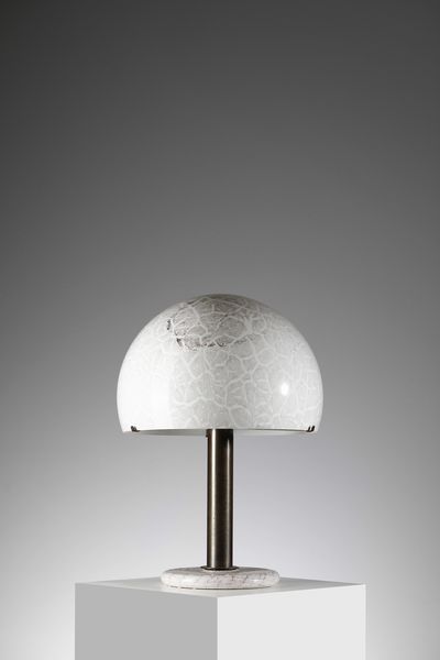 DIAZ DE SANTILLANA LUDOVICO (1931 - 1989) : Lampada da tavolo per Venini. Fusto in ottone brunito. base e diffusore in vetro alabastro  - Asta Asta 420 | DESIGN E ARTI DECORATIVE DEL NOVECENTO Online - Associazione Nazionale - Case d'Asta italiane