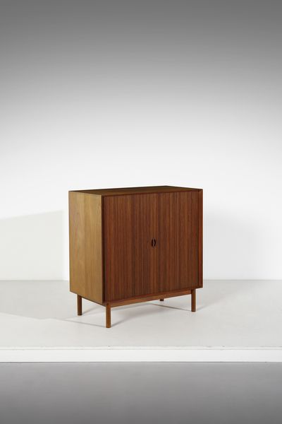 PETER HVIDT (1916-1986) & ORLA MLGAARD-NIELSEN (1907-1993) : Mobile credenza con ante scorrevoli a fronte grissinato  - Asta Asta 420 | DESIGN E ARTI DECORATIVE DEL NOVECENTO Online - Associazione Nazionale - Case d'Asta italiane