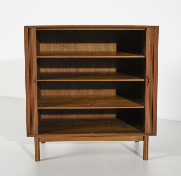 PETER HVIDT (1916-1986) & ORLA MLGAARD-NIELSEN (1907-1993) : Mobile credenza con ante scorrevoli a fronte grissinato  - Asta Asta 420 | DESIGN E ARTI DECORATIVE DEL NOVECENTO Online - Associazione Nazionale - Case d'Asta italiane