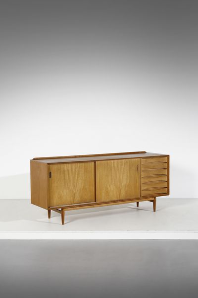 VODDER ARNE  (1926 - 2009) : Credenza ad ante scorrevoli e cassetti  - Asta Asta 420 | DESIGN E ARTI DECORATIVE DEL NOVECENTO Online - Associazione Nazionale - Case d'Asta italiane