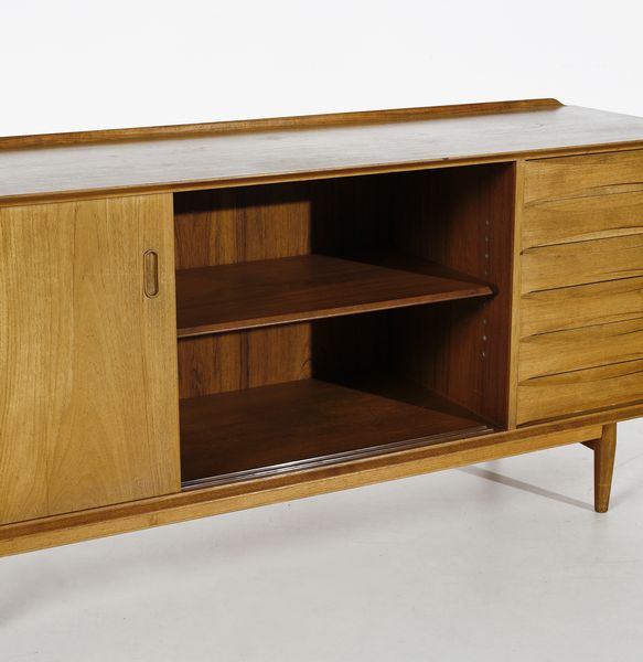 VODDER ARNE  (1926 - 2009) : Credenza ad ante scorrevoli e cassetti  - Asta Asta 420 | DESIGN E ARTI DECORATIVE DEL NOVECENTO Online - Associazione Nazionale - Case d'Asta italiane