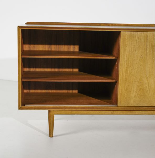 VODDER ARNE  (1926 - 2009) : Credenza ad ante scorrevoli e cassetti  - Asta Asta 420 | DESIGN E ARTI DECORATIVE DEL NOVECENTO Online - Associazione Nazionale - Case d'Asta italiane