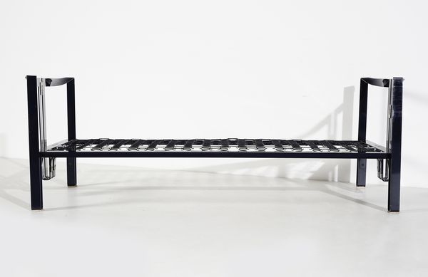 SCARPA AFRA (1937-2011) & TOBIA (n. 1935) : Letto singolo mod. Vanessa per Gavina  - Asta Asta 420 | DESIGN E ARTI DECORATIVE DEL NOVECENTO Online - Associazione Nazionale - Case d'Asta italiane