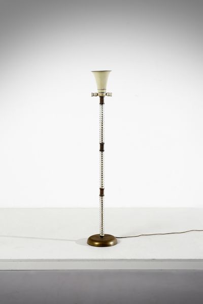 SEGUSO VETRI D'ARTE : Lampada da terra con fusto in vetro trasparente incolore a torciglione, base e ghiere di raccordo in ottone, attacco in alluminio verniciato  - Asta Asta 420 | DESIGN E ARTI DECORATIVE DEL NOVECENTO Online - Associazione Nazionale - Case d'Asta italiane